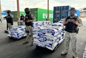 La SENAE impidió el contrabando de 903 bultos de ropa usada