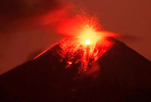 Desde el Instituto Geof&iacute;sico Militar alertaron a la ciudadan&iacute;a sobre el incremento de la actividad del volc&aacute;n Sangay.