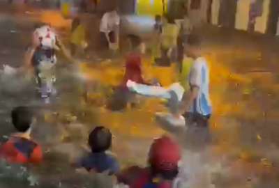 Ni&ntilde;as y ni&ntilde;os jugaron en una calle inundada por la lluvia en Guayaquil