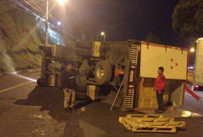 Cami&oacute;n se volc&oacute; en la avenida Sim&oacute;n Bol&iacute;var