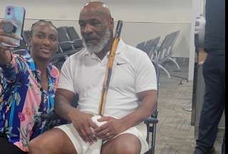Mike Tyson es visto en silla de ruedas y con bast&oacute;n, su estado de salud preocupa