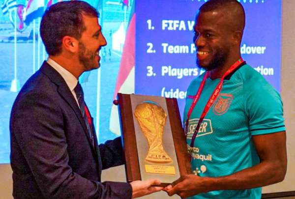 &Eacute;nner Valencia (der.) recibi&oacute; una placa de la FIFA por la cuarta participaci&oacute;n de la Tri en un Mundial. 
