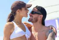 Tini y Rodrigo de Paul publicaron fotos que encendieron las alarmas en sus fans. Las imágenes en la playa un reencuentro sentimental. Además hablan de un posible anillo de compromiso.