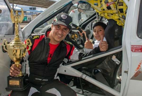 El ecuatoriano que construy&oacute; un auto de carreras en Estados Unidos