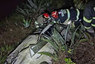 Bomberos de Quito rescataron a una persona tras siniestro de tr&aacute;nsito