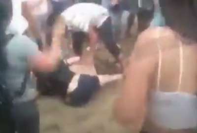 Minutos despu&eacute;s del ataque: la gente ayudaba al padre y a su hija. 
