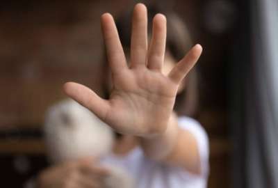 El caso de una mujer de Ambato que golpeó salvajemente a un niño fue detenida por la Policía Nacional.