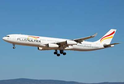 Un hombre intentó abrir la puerta de un avión de la aerolínea española Plus Ultra.