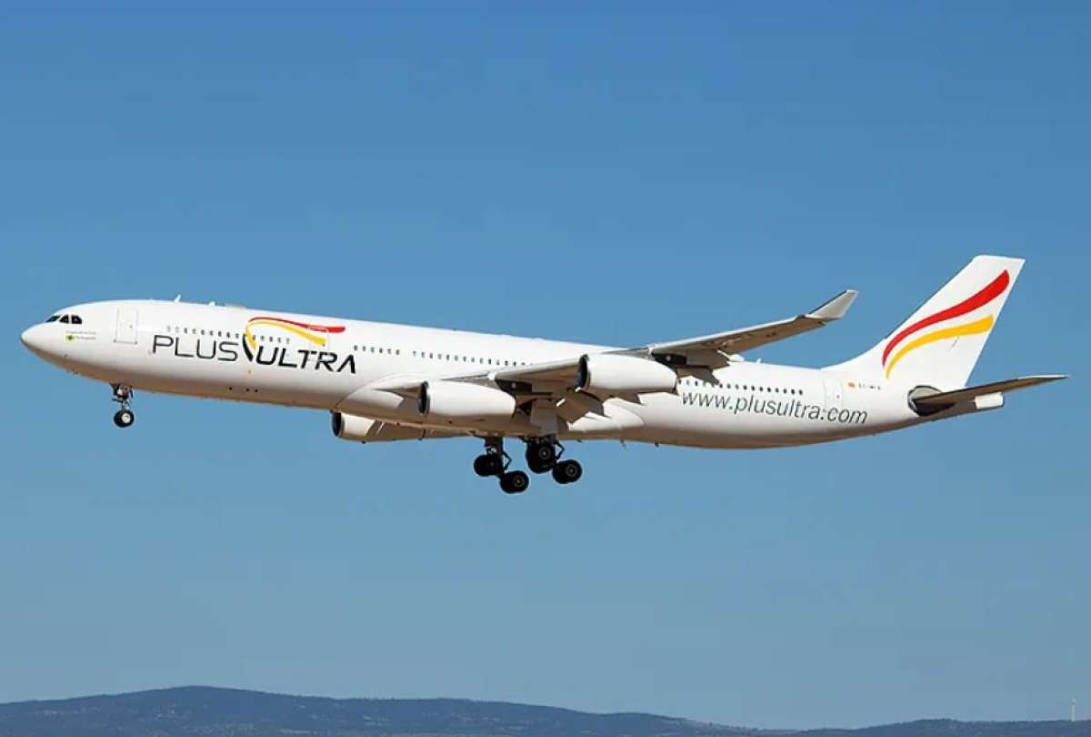 Un hombre intentó abrir la puerta de un avión de la aerolínea española Plus Ultra. 
