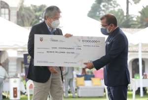 Guillermo Lasso, presidente de la Rep&uacute;blica (izq.), entrega recursos a las cooperativas de ahorro y cr&eacute;dito