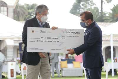 Guillermo Lasso, presidente de la Rep&uacute;blica (izq.), entrega recursos a las cooperativas de ahorro y cr&eacute;dito
