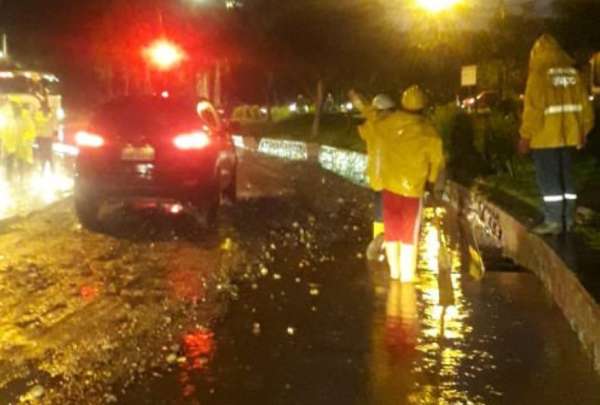 Un r&iacute;o en alerta roja, inundaciones, ca&iacute;da de &aacute;rboles y otras emergencias ocurrieron en Cuenca por las intensas lluvias de este martes, 7 de enero de 2025.