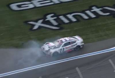 Denny Hamlin sufri&oacute; un accidente en una v&aacute;lida de NASCAR