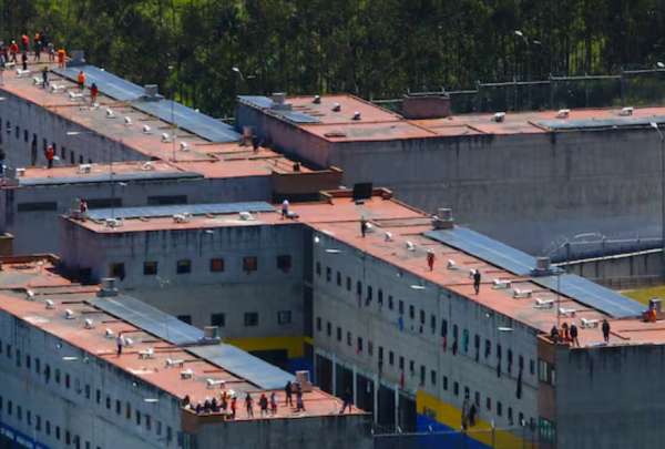 Una ri&ntilde;a entre privados de la libertad de la c&aacute;rcel de Turi deja como saldo un muerto y dos heridos.