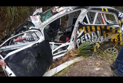 El autom&oacute;vil qued&oacute; destruido, tras caer por una pendiente. 
