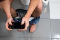 Muchas personas han generado dependencia con el celular, a tal punto de incorporarlo en sus rutinas diarias, como el uso del baño.