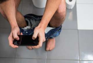 Expertos explican las razones para no ocupar el celular mientras est&aacute;s en el ba&ntilde;o