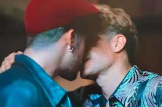 Bad Bunny y Gael Garc&iacute;a Bernal protagonizan un apasionado beso en Cassandro