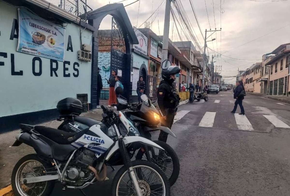 La Policía realiza patrullajes preventivos en las instituciones educativas. 