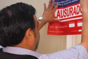 T&eacute;cnicos de la Arcsa ejecutaron operativos en establecimientos de cadena de supermercados tras denuncia de presencia de cucarachas.