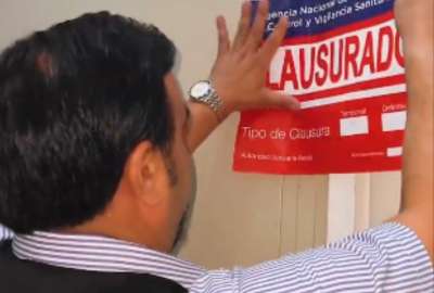 T&eacute;cnicos de la Arcsa ejecutaron operativos en establecimientos de cadena de supermercados tras denuncia de presencia de cucarachas.