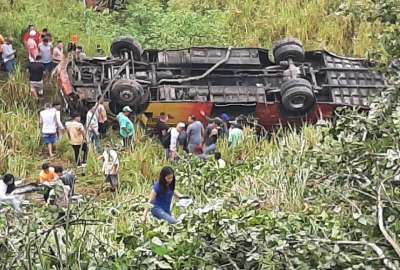 Bus cay&oacute; por una pendiente en La Crespa, Manab&iacute;