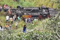 Bus cayó por una pendiente en La Crespa, Manabí