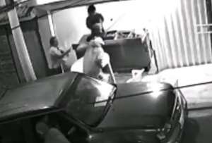 Una mujer desafió a asaltantes armados con un palo de escoba