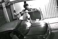 Una mujer desafió a asaltantes armados con un palo de escoba
