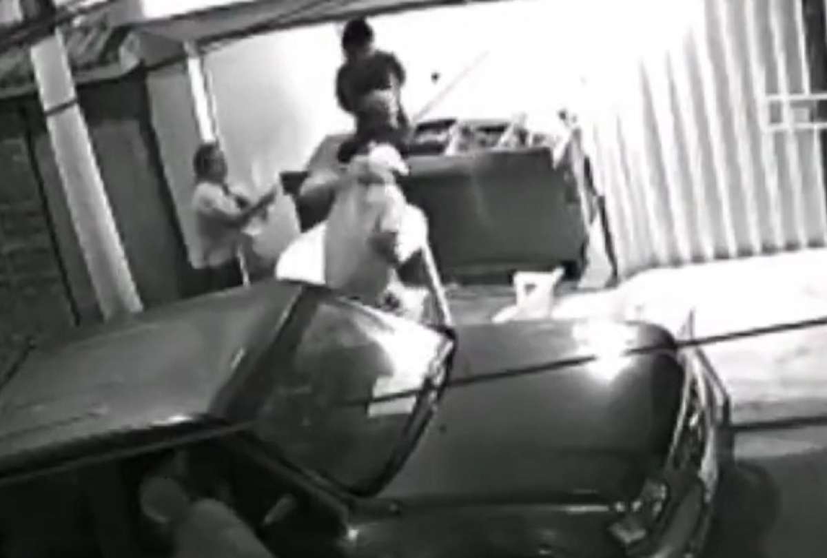 Una mujer desafió a asaltantes armados con un palo de escoba