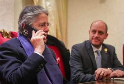 Guillermo Lasso junto al ministro Julio Jos&eacute; Prado, tras recibir la llamada del presidente Rodrigo Ch&aacute;vez.