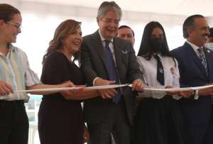 El presidente Guillermo Lasso (der.) junto a la primera dama Mar&iacute;a de Lourdes Alc&iacute;var, en la inauguraci&oacute;n de la nueva unidad educativa en Guayaquil.