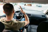 Taxista vive ruptura amorosa en plena carrera.