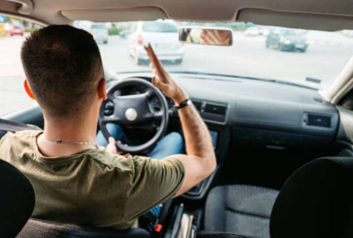 Taxista vive ruptura amorosa en plena carrera. 