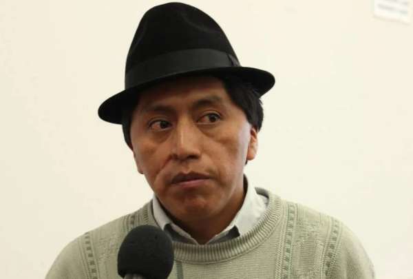 Ex presidente de la Conaie, Humberto Cholango, retenido en aeropuerto de Bolivia