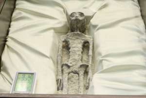 Jaime Maussan mostr&oacute; restos de seres supuestamente no humanos