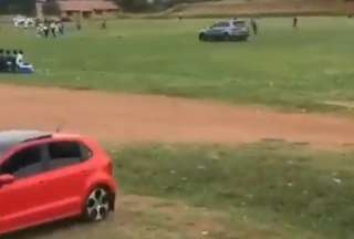 Hincha furioso intenta atropellar a un &aacute;rbitro en la tercera divisi&oacute;n de Sud&aacute;frica