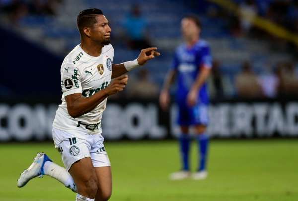 El brasile&ntilde;o Rony celebra su gol ante Emelec, el primero del partido