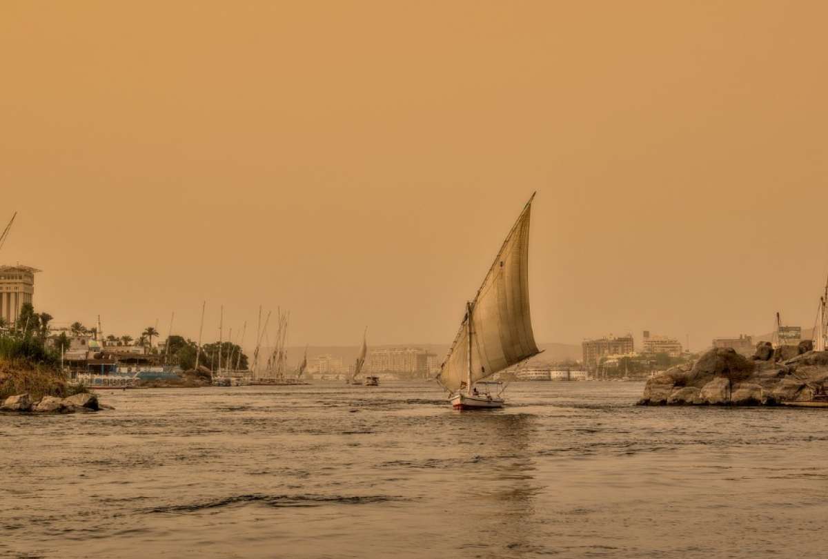 Las aguas del Río Nilo se tiñen de rojo