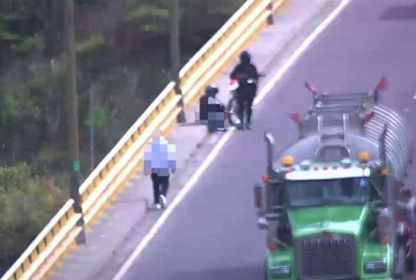 Efectivos policiales colaboraron para resguardar a una persona que habr&iacute;a intentado quitarse la vida en el puente del Chiche