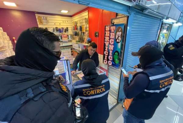 El operativo se realiz&oacute; en el Centro Comercial Mont&uacute;far y se encontraron mercader&iacute;as de dudosa procedencia.