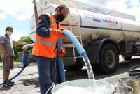Abastecimiento de agua en barrios del sur continúa por rotura de tubería en el sistema Mica-Quito Sur.