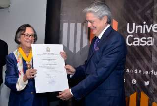 Marcia Gilbert de Babra fue condecorada a la Orden Nacional, al M&eacute;rito en el grado de Comendador