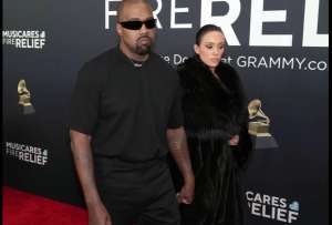 Kanye West y Bianca Censori, durante la alfombra roja de los Premios Grammy.