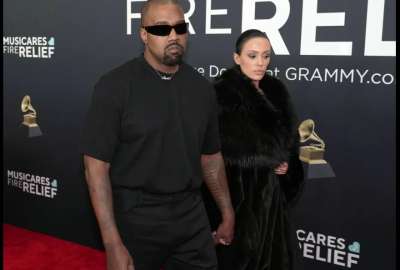 Kanye West y Bianca Censori, durante la alfombra roja de los Premios Grammy.
