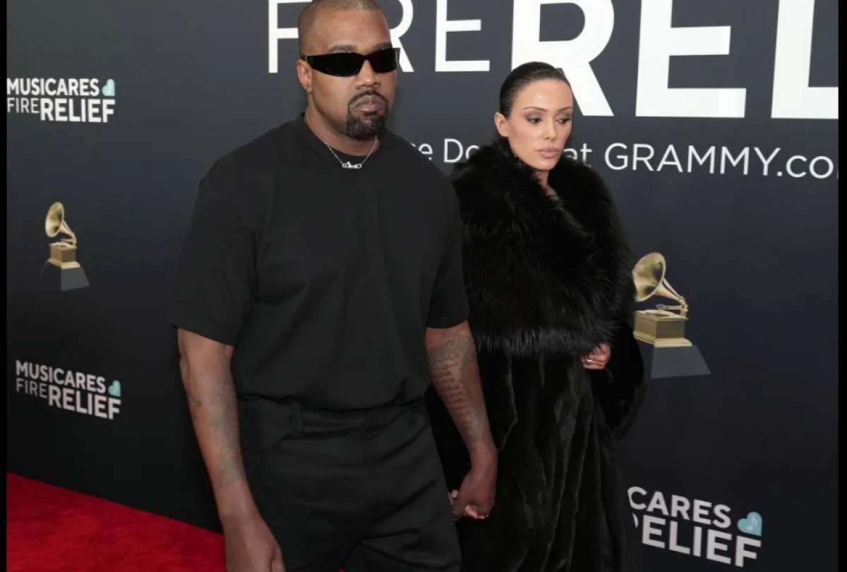 Kanye West y Bianca Censori, durante la alfombra roja de los Premios Grammy.