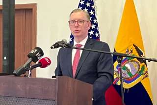 Embajador de EEUU: hay testaferros de corruptos en equipos de f&uacute;tbol del Ecuador