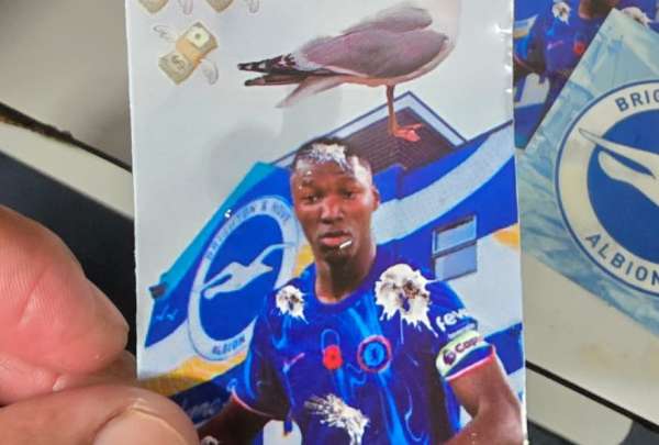 Mois&eacute;s Caicedo es repudiado por un grupo de hinchas del Brighton
