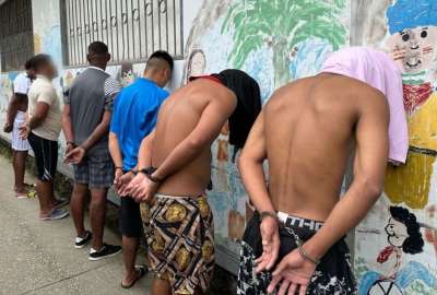 Militares y polic&iacute;as intervinieron en dos barrios del sur de Guayaquil, este 15 de febrero del 2024.