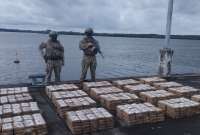 Las Fuerzas Armadas decomisaron una tonelada de droga en las costas de Esmeraldas.